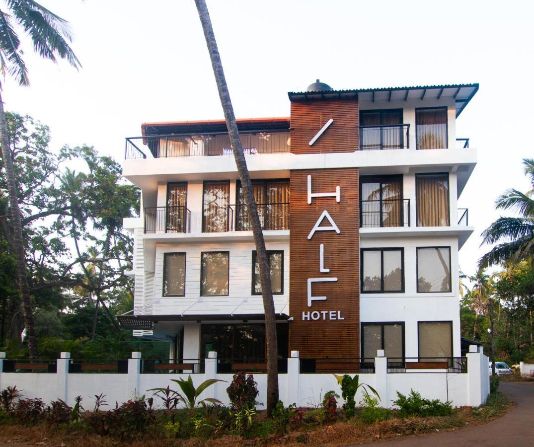 Half Hotel Calangute Esterno foto